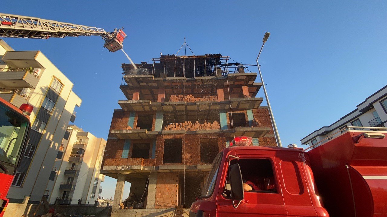 İnşaat tabla kalıpları alev alev yandı