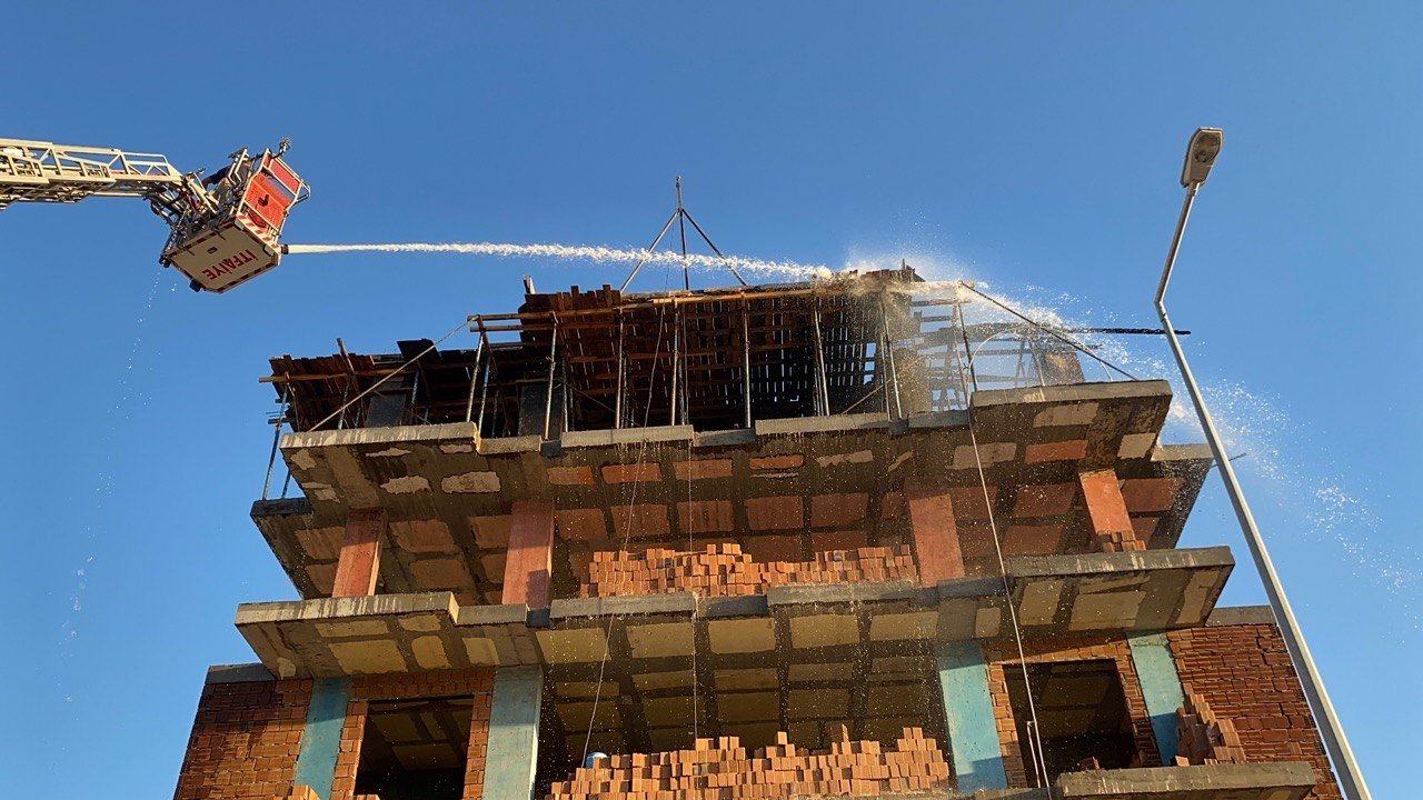 İnşaat tabla kalıpları alev alev yandı