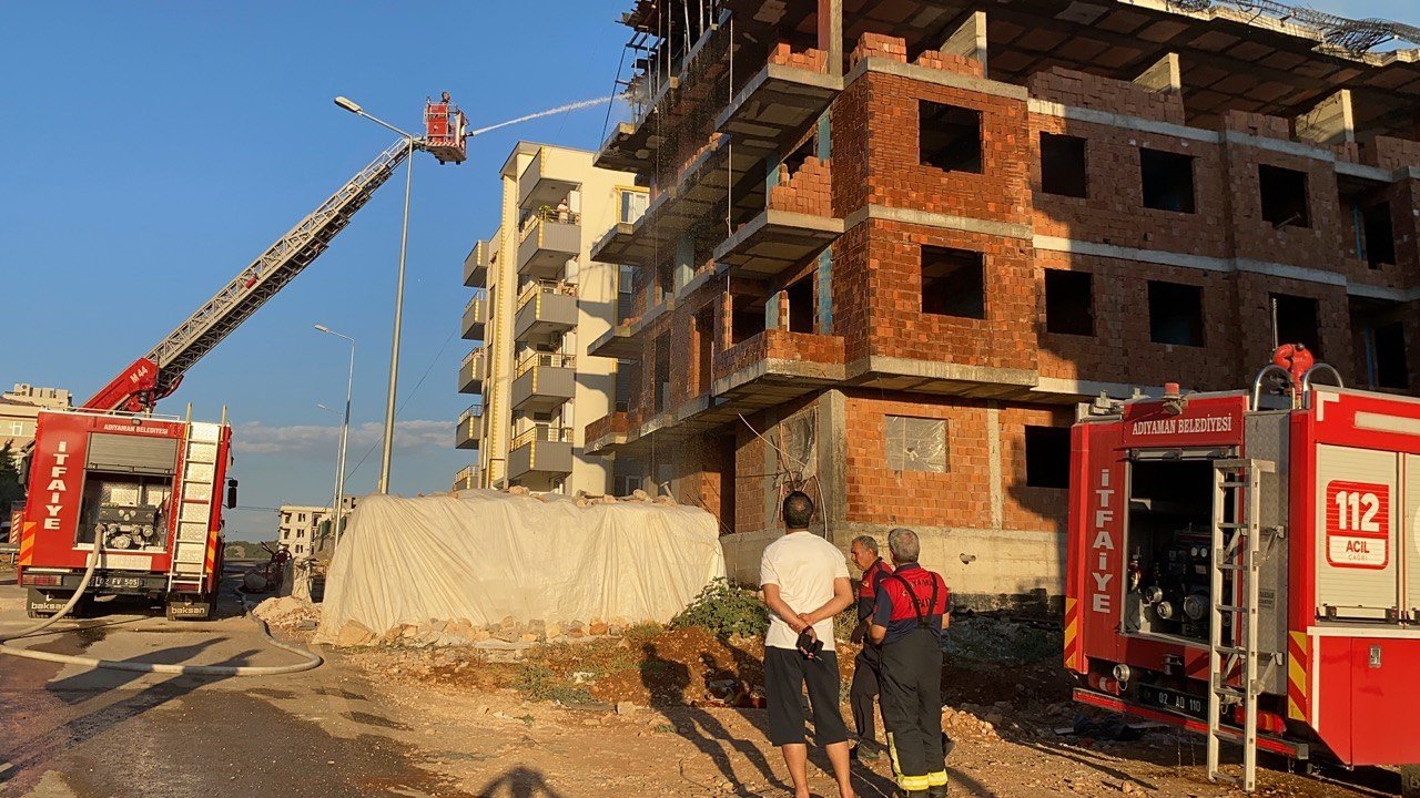 İnşaat tabla kalıpları alev alev yandı