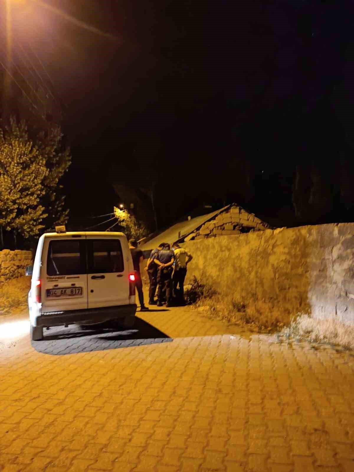 Patnos’ta ehliyetsiz motosiklet sürücüsü polis aracına çarptı