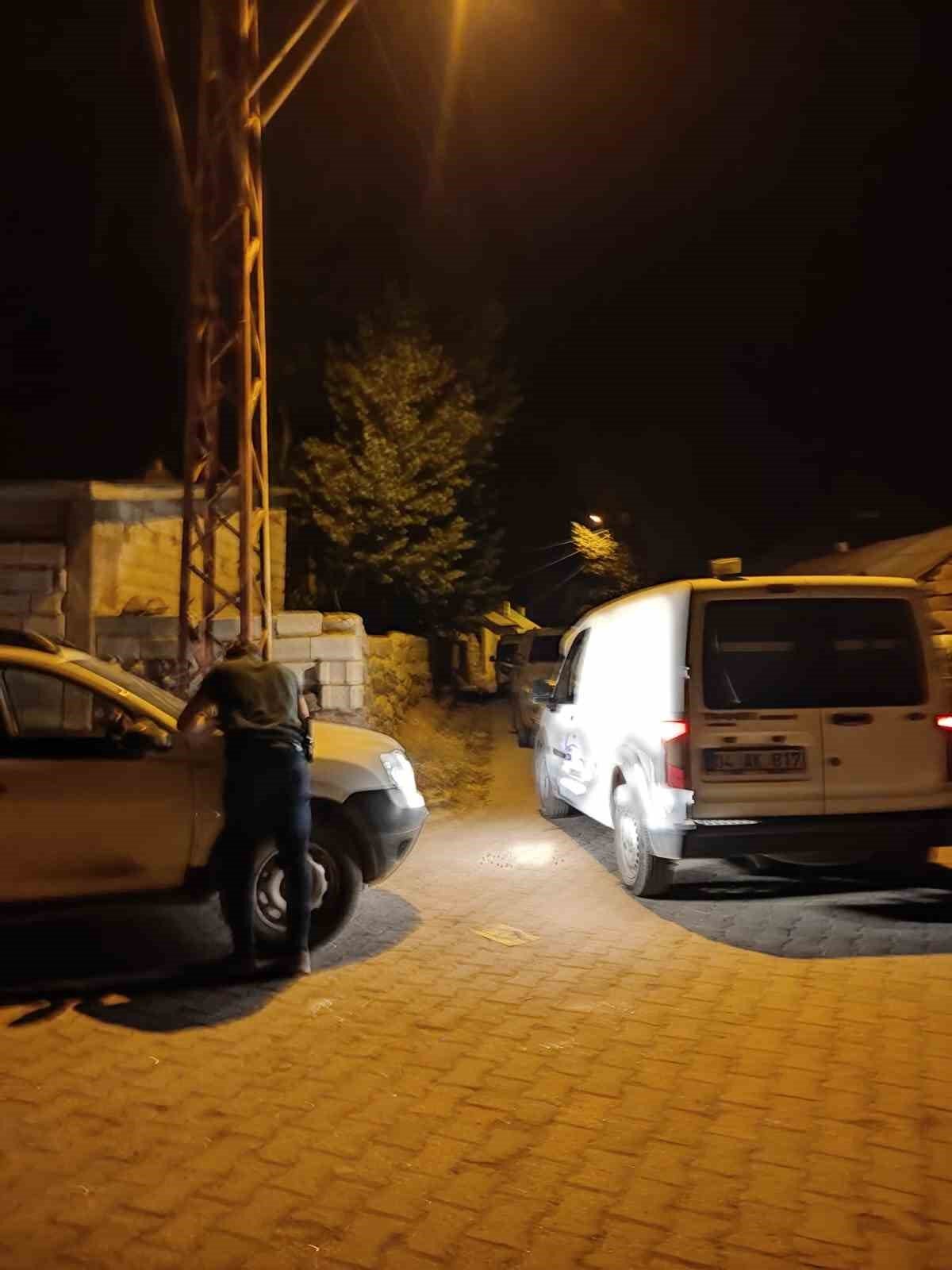 Patnos’ta ehliyetsiz motosiklet sürücüsü polis aracına çarptı