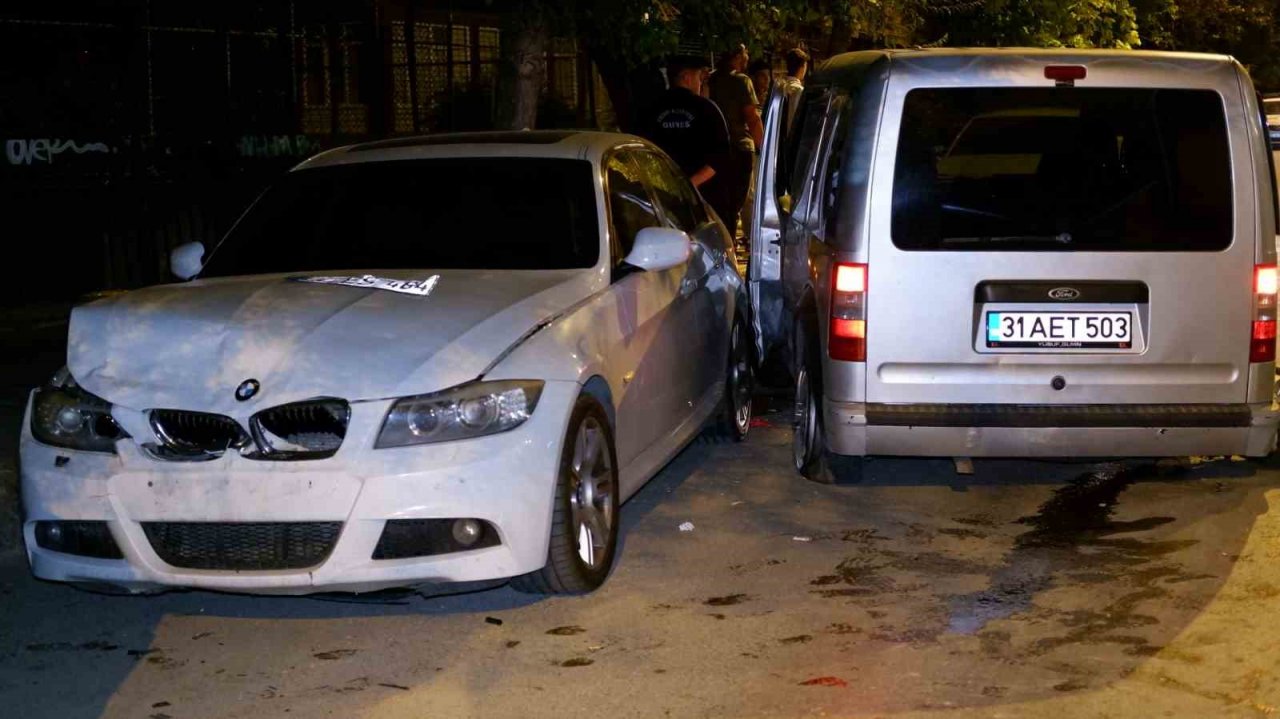 Alkollü sürücü ortalığı birbirine kattı, park halindeki 4 araca çarparak durabildi