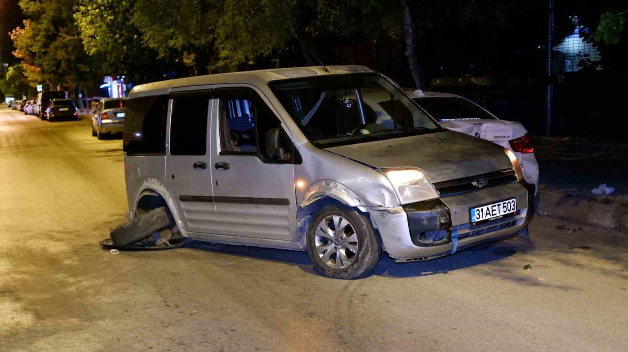 Alkollü sürücü ortalığı birbirine kattı, park halindeki 4 araca çarparak durabildi