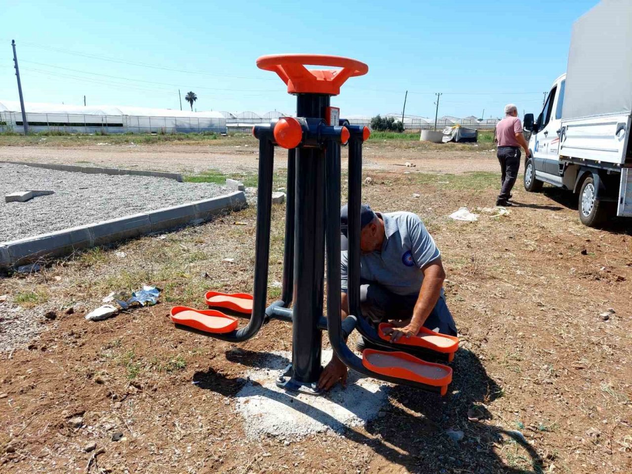 Büyükşehir’den Serik’in mahallelerine spor aletleri