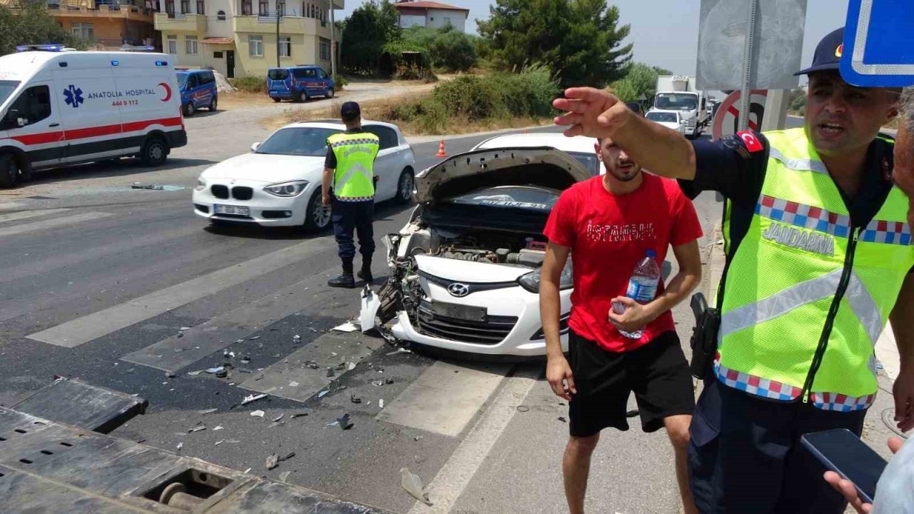 Tali yoldan çıkan minibüse otomobiller çarptı: 5 yaralı