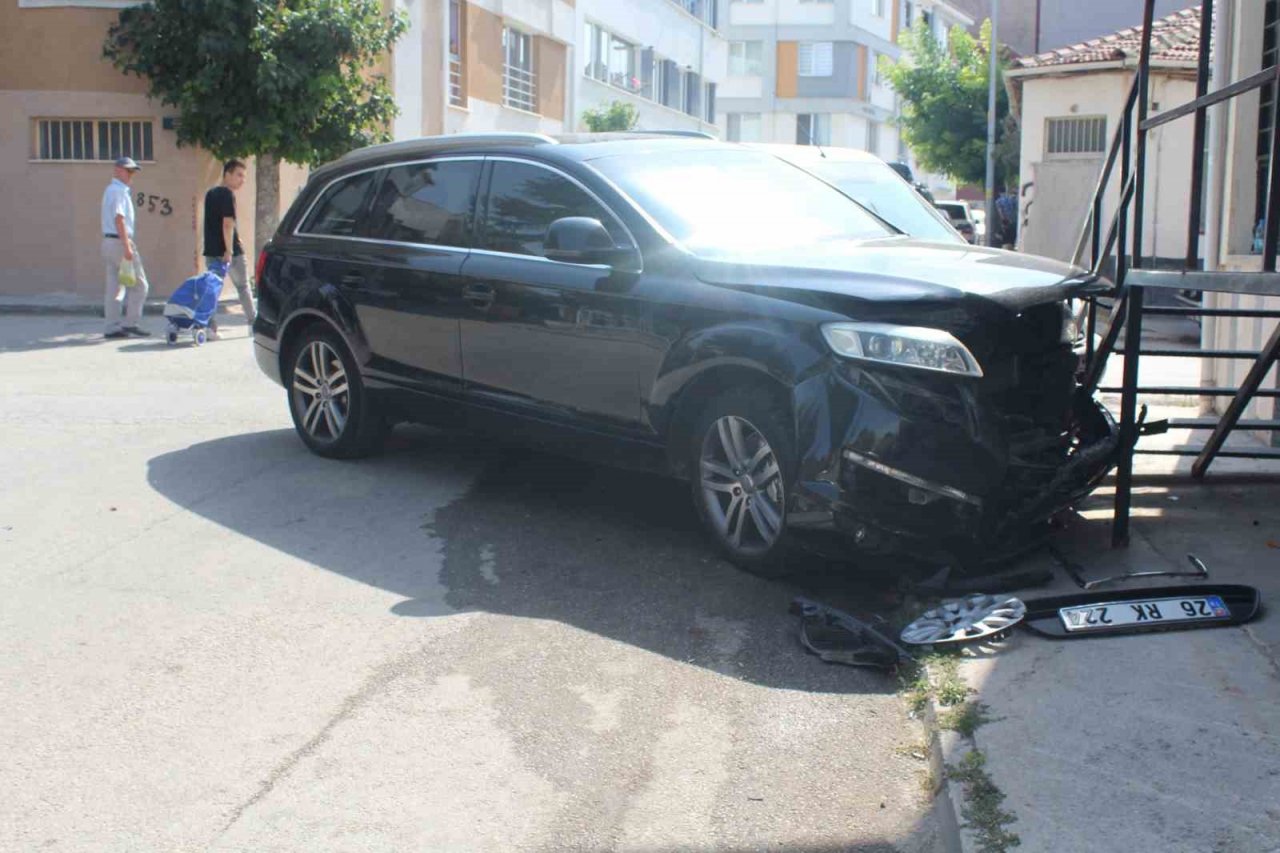 Eskişehir’de iki araç kafa kafaya çarpıştı