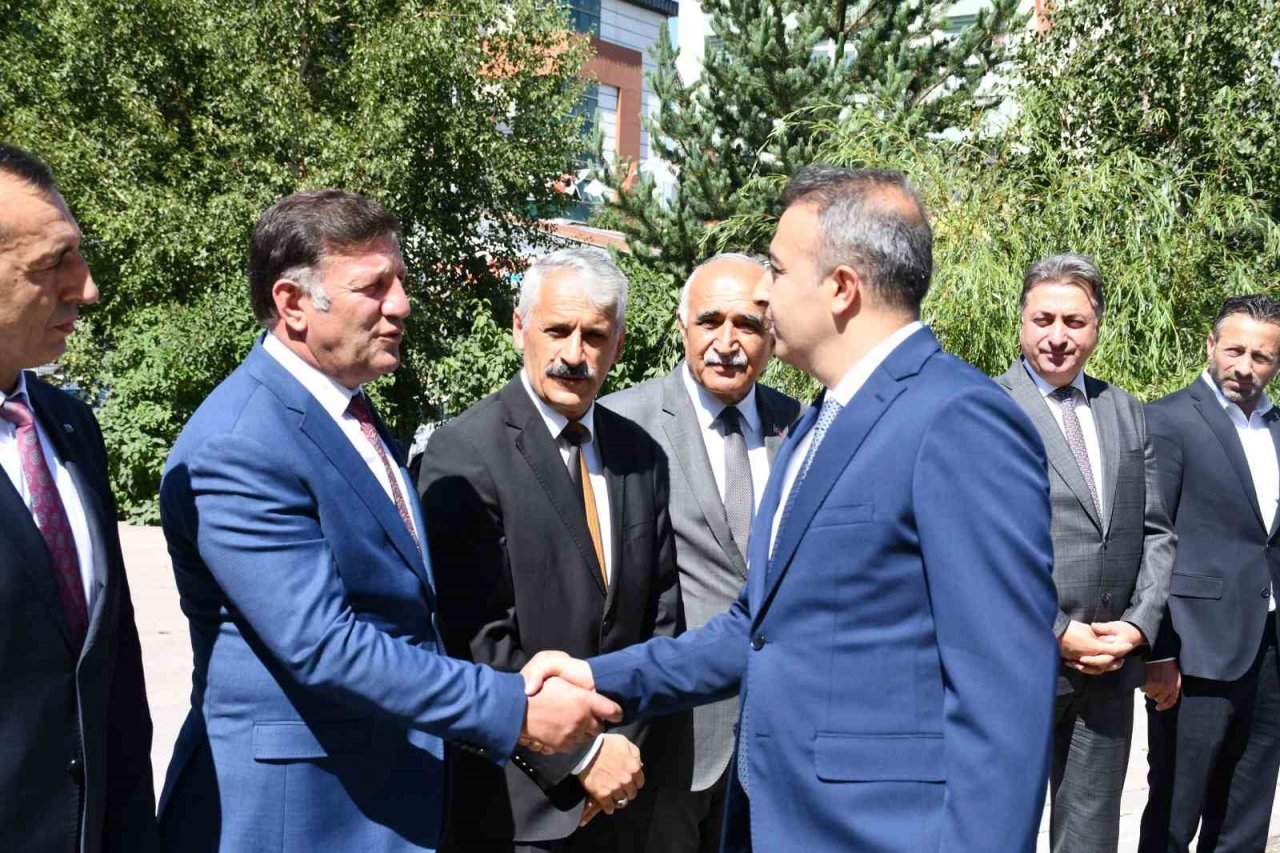 Ardahan Valisi Hayrettin Çiçek göreve başladı