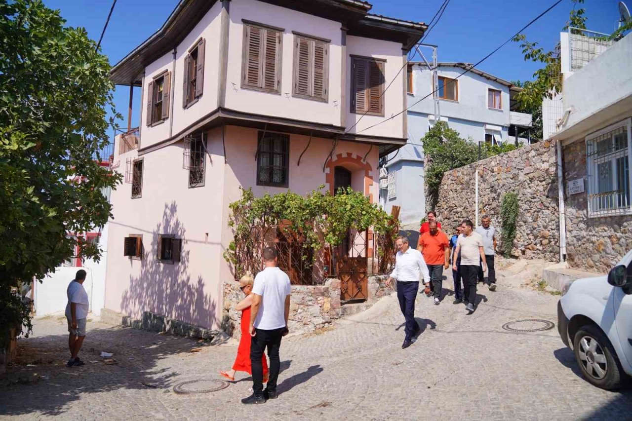 Ayvalık’ta Mesut Ergin’den gece gündüz sokak buluşmaları