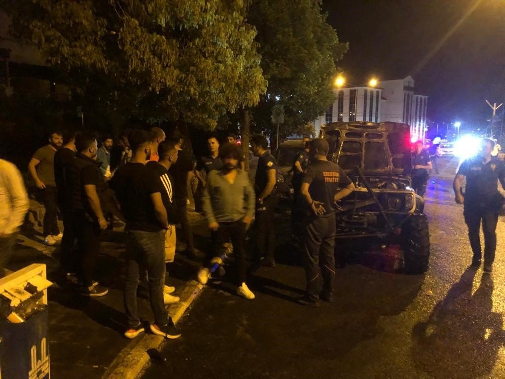 İki araç çarpıştı, biri alev topuna döndü