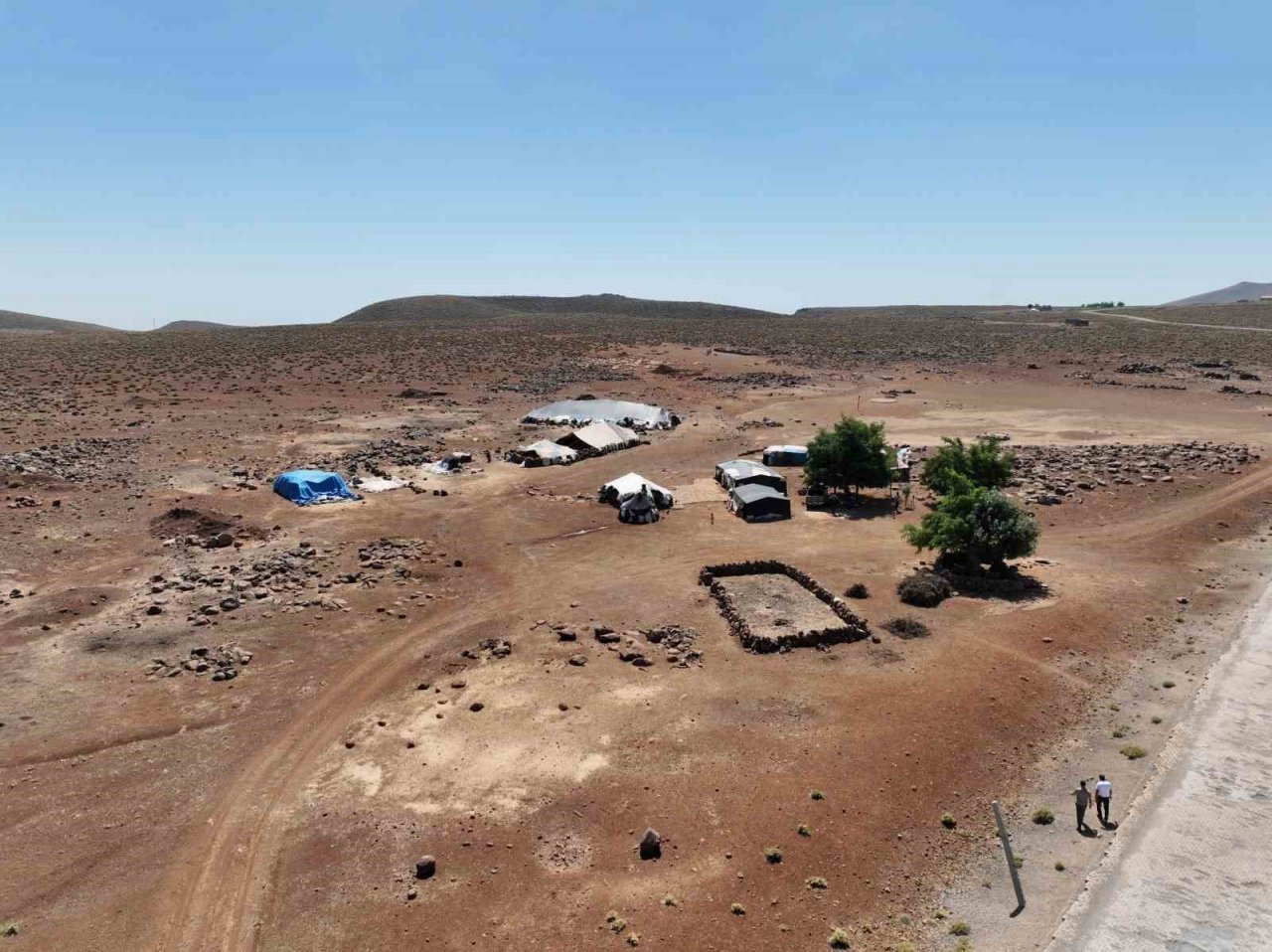 Diyarbakır’da bunaltan sıcakta hayvanlar için yaylalara tankerlerle su taşınıyor