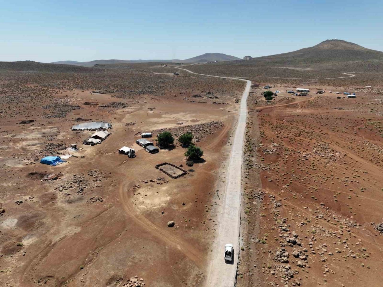 Diyarbakır’da bunaltan sıcakta hayvanlar için yaylalara tankerlerle su taşınıyor