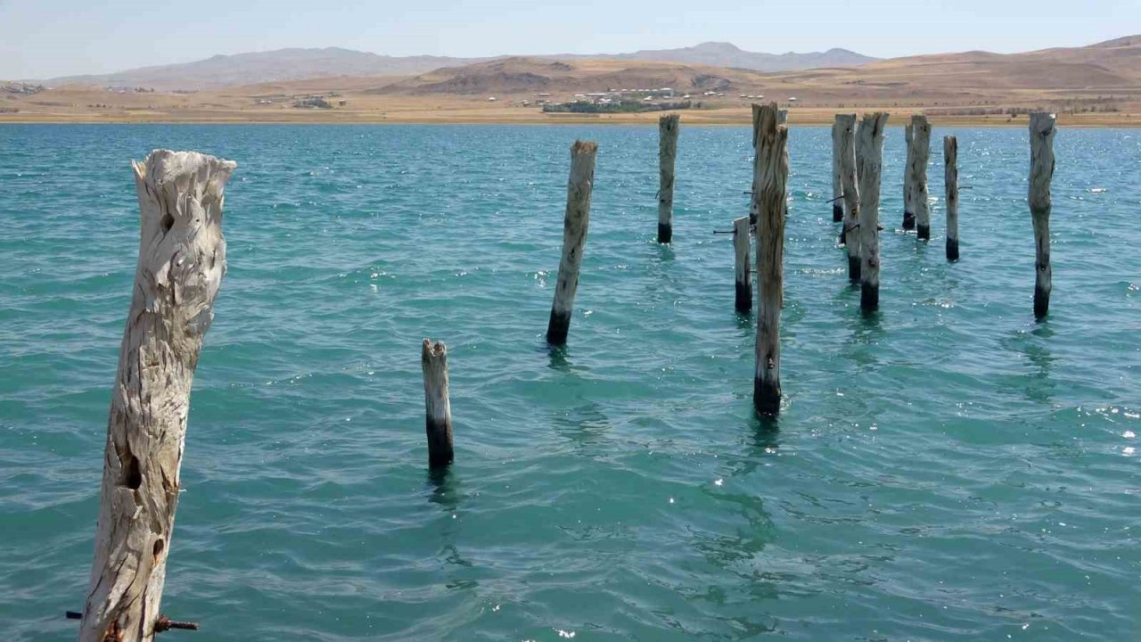 Van Gölü’nde Cumhuriyet döneminde kullanılan iskele ortaya çıktı