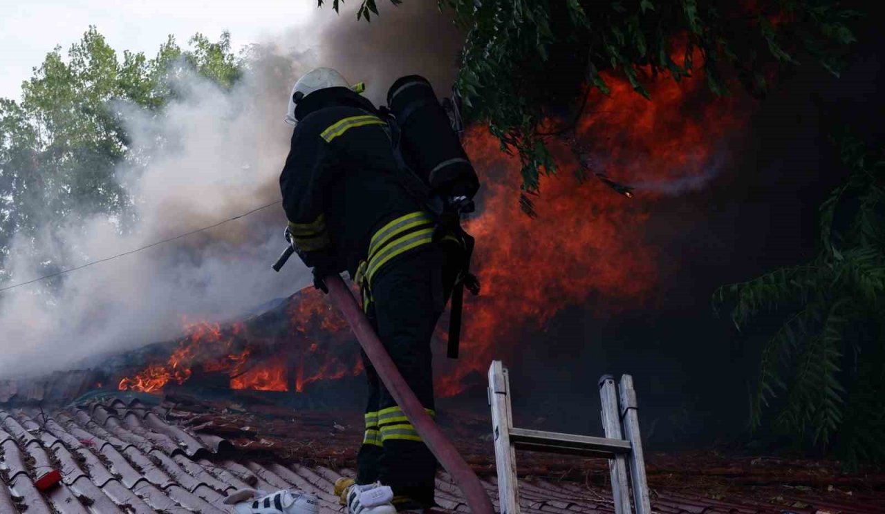 Çocuğun çakmakla oyunu evi kül etti, aile gözyaşları içinde kaldı