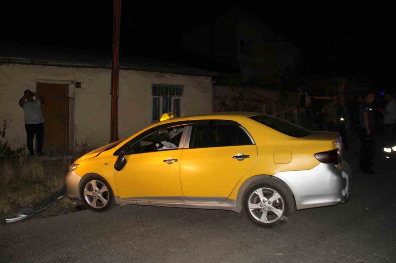 Elazığ’da otomobil yayaya çarptı: 2 yaralı