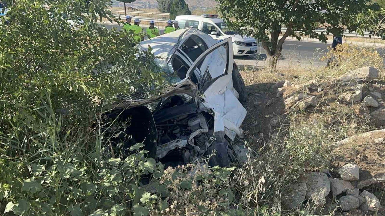 Elazığ’da otomobil şarampole uçtu: 2 yaralı