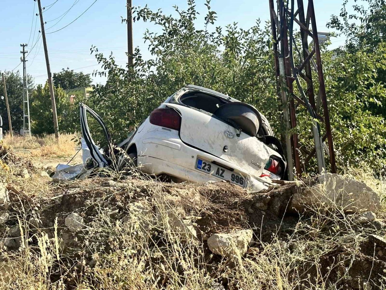 Elazığ’da otomobil şarampole uçtu: 2 yaralı