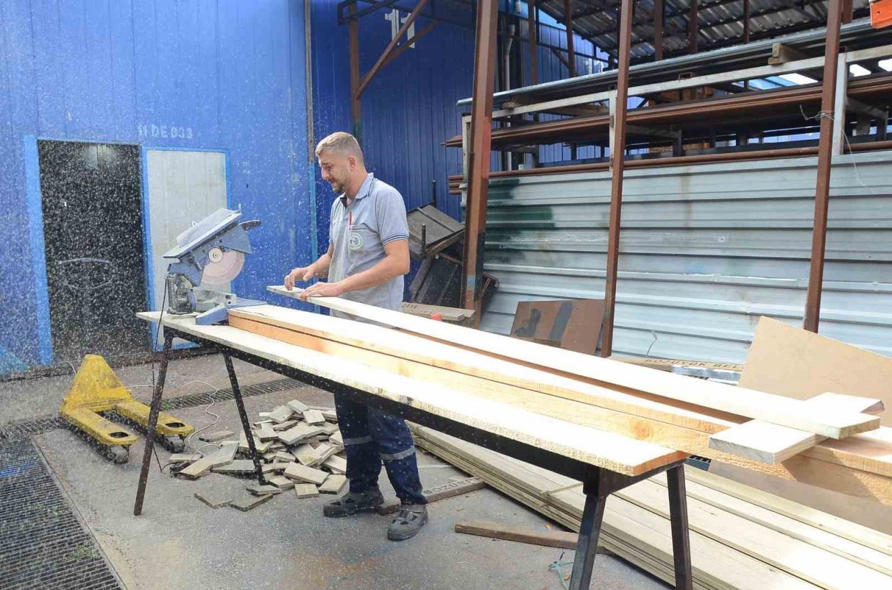 Elektrik direklerine ahşap kaplama