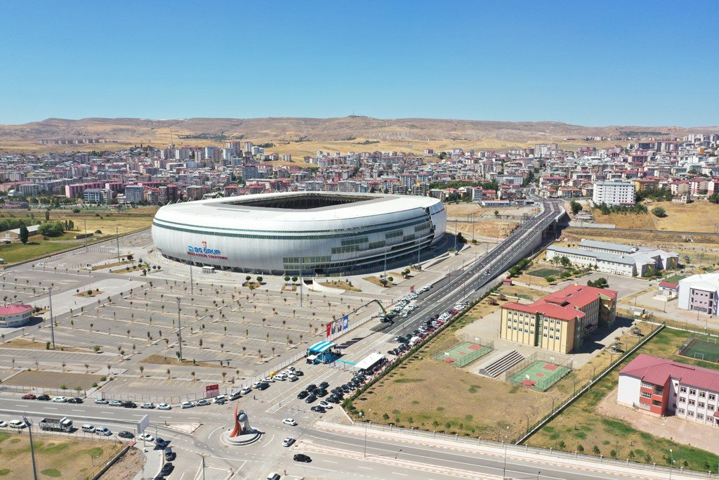 Stadyum yanı üst geçit ve bağlantı yolu hizmete açıldı