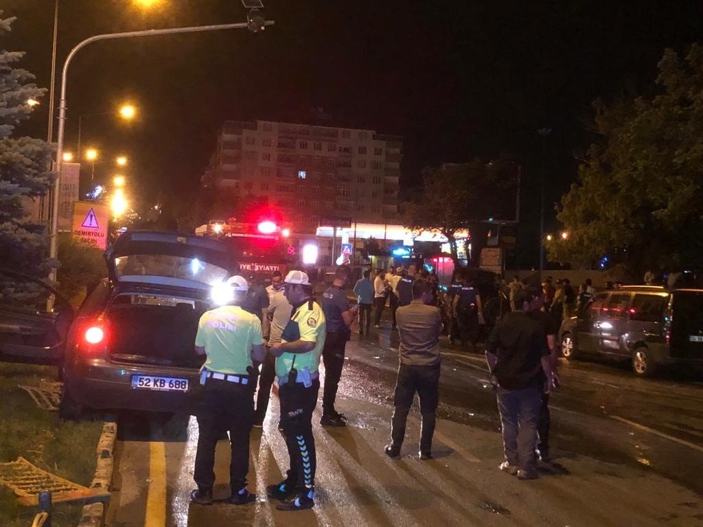 İki araç çarpıştı, biri alev topuna döndü