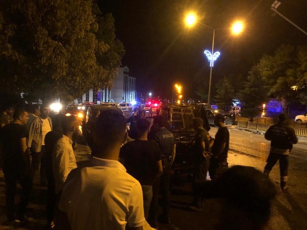 İki araç çarpıştı, biri alev topuna döndü