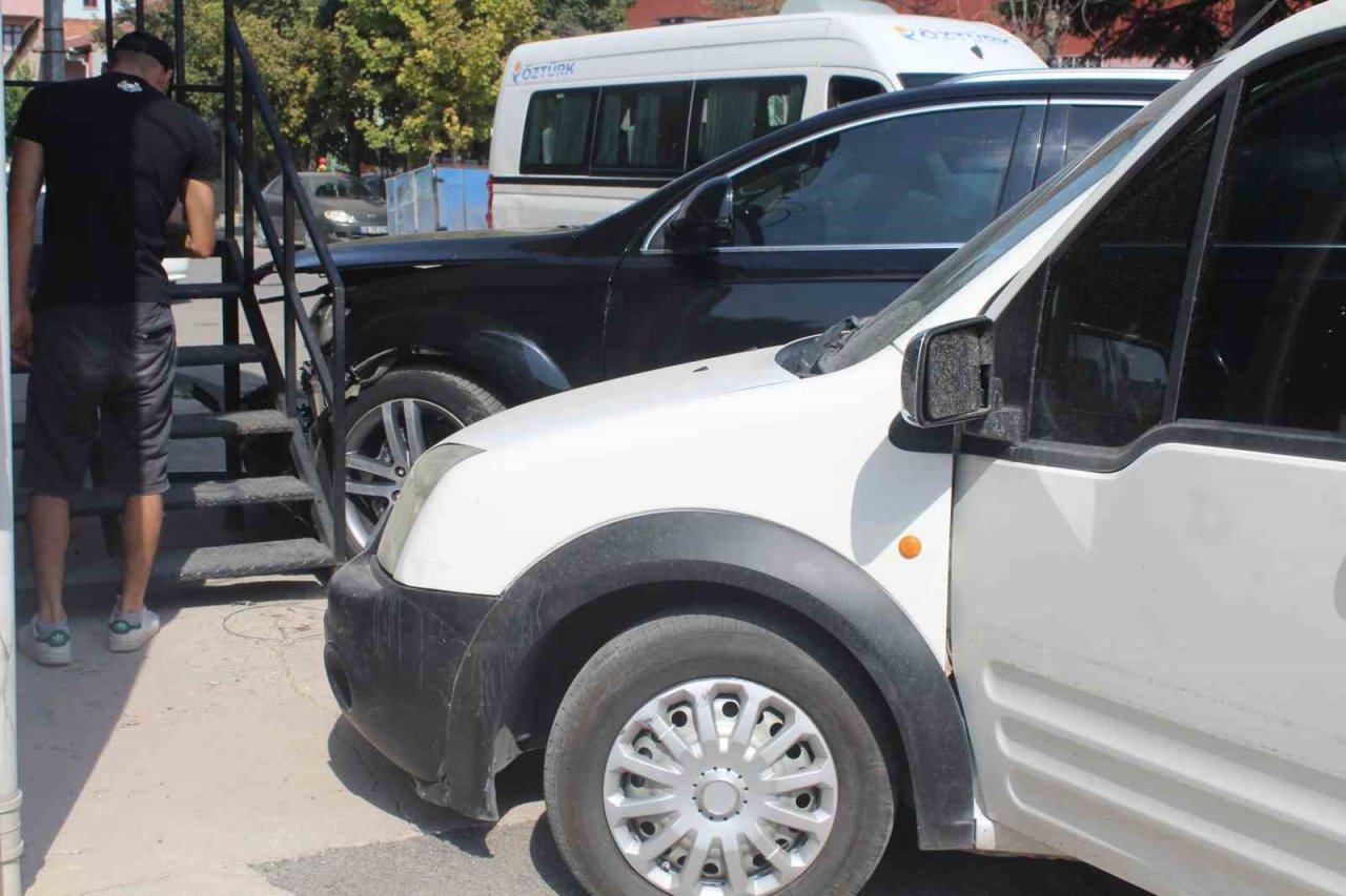 Eskişehir’de iki araç kafa kafaya çarpıştı