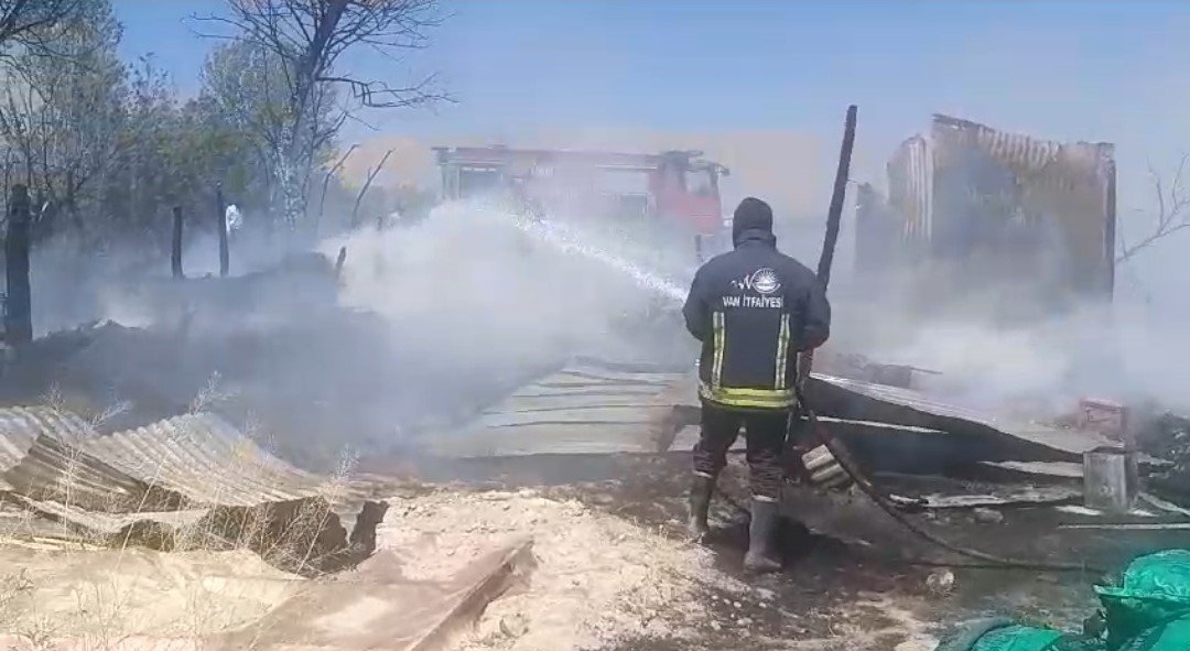 Van’da korkutan yangın