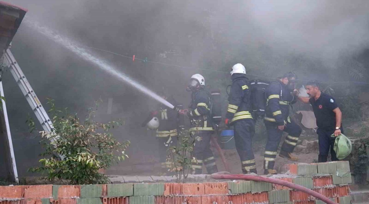 Çocuğun çakmakla oyunu evi kül etti, aile gözyaşları içinde kaldı