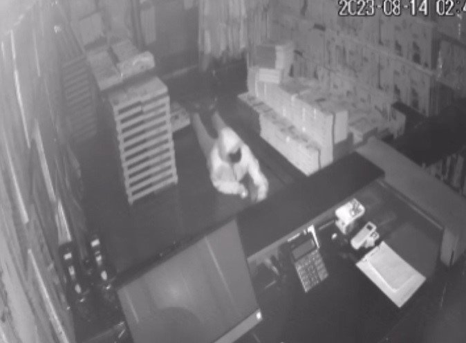 Fatih’te sürünerek girdikleri dükkandan hırsızlık yaptılar