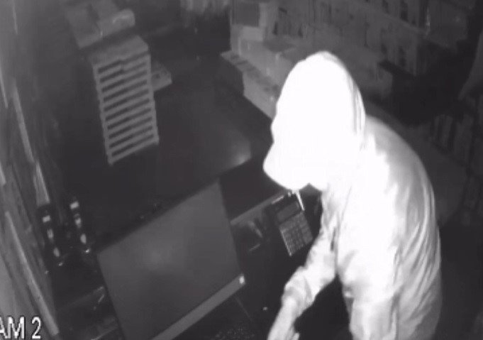 Fatih’te sürünerek girdikleri dükkandan hırsızlık yaptılar