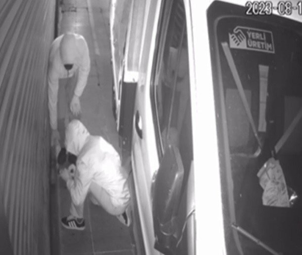 Fatih’te sürünerek girdikleri dükkandan hırsızlık yaptılar