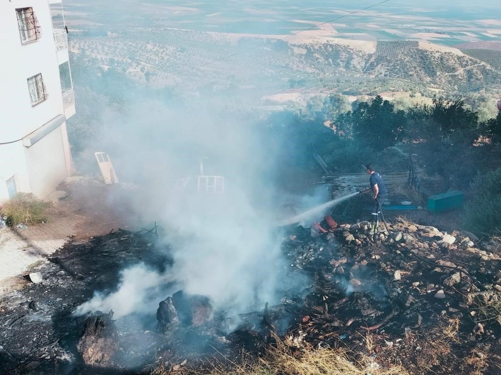 Çöp yangını, evlere sıçramadan söndürüldü