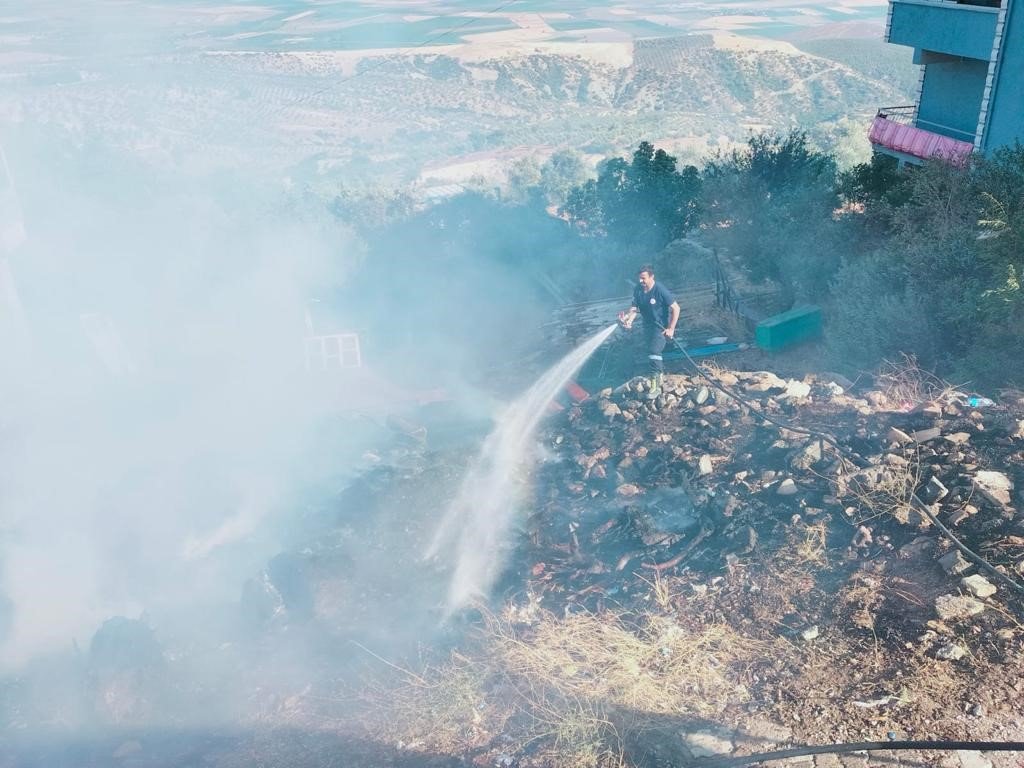 Çöp yangını, evlere sıçramadan söndürüldü