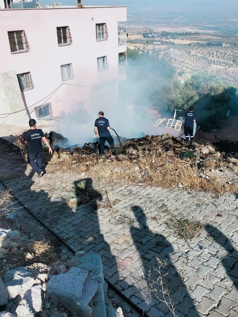 Çöp yangını, evlere sıçramadan söndürüldü