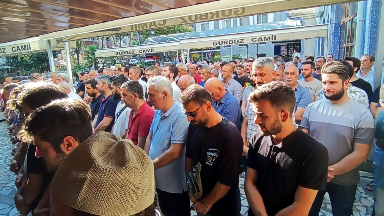 Denizde boğulan genç öğretmen son yolculuğuna uğurlandı