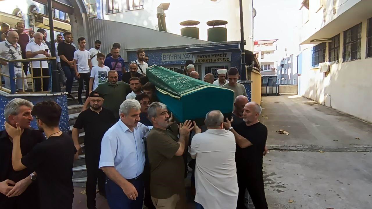 Denizde boğulan genç öğretmen son yolculuğuna uğurlandı