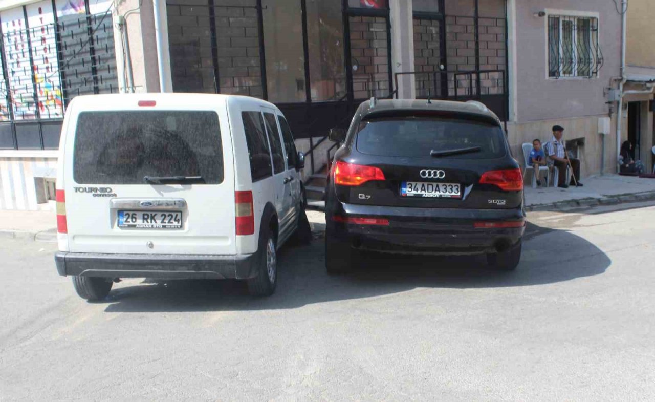 Eskişehir’de iki araç kafa kafaya çarpıştı