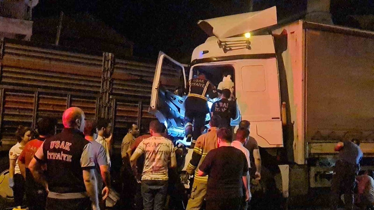 Uşak’ta kamyon tıra arkadan çarptı: 1 yaralı