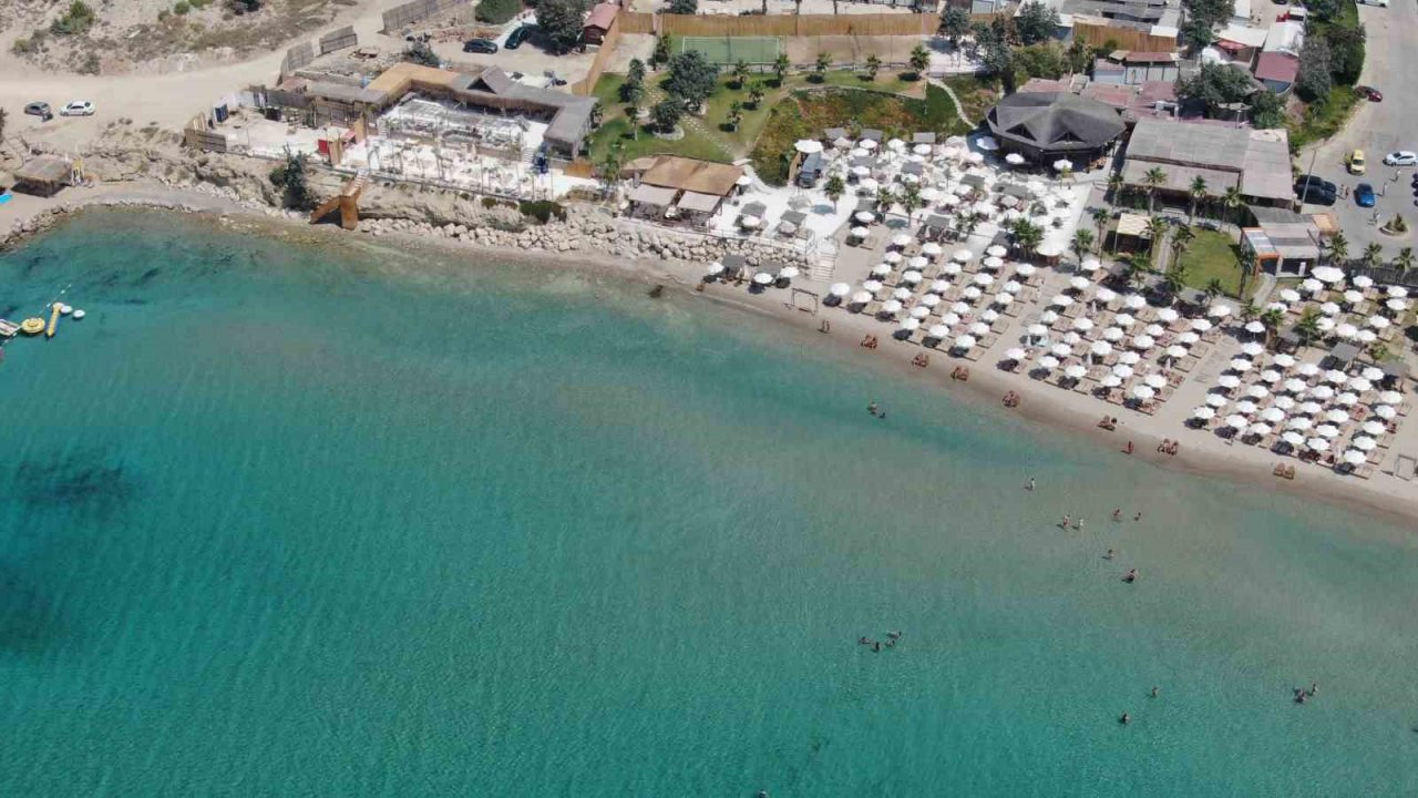 Çeşme’de sahillerin ücretli hale getirilmesine havlulu tepki sürüyor