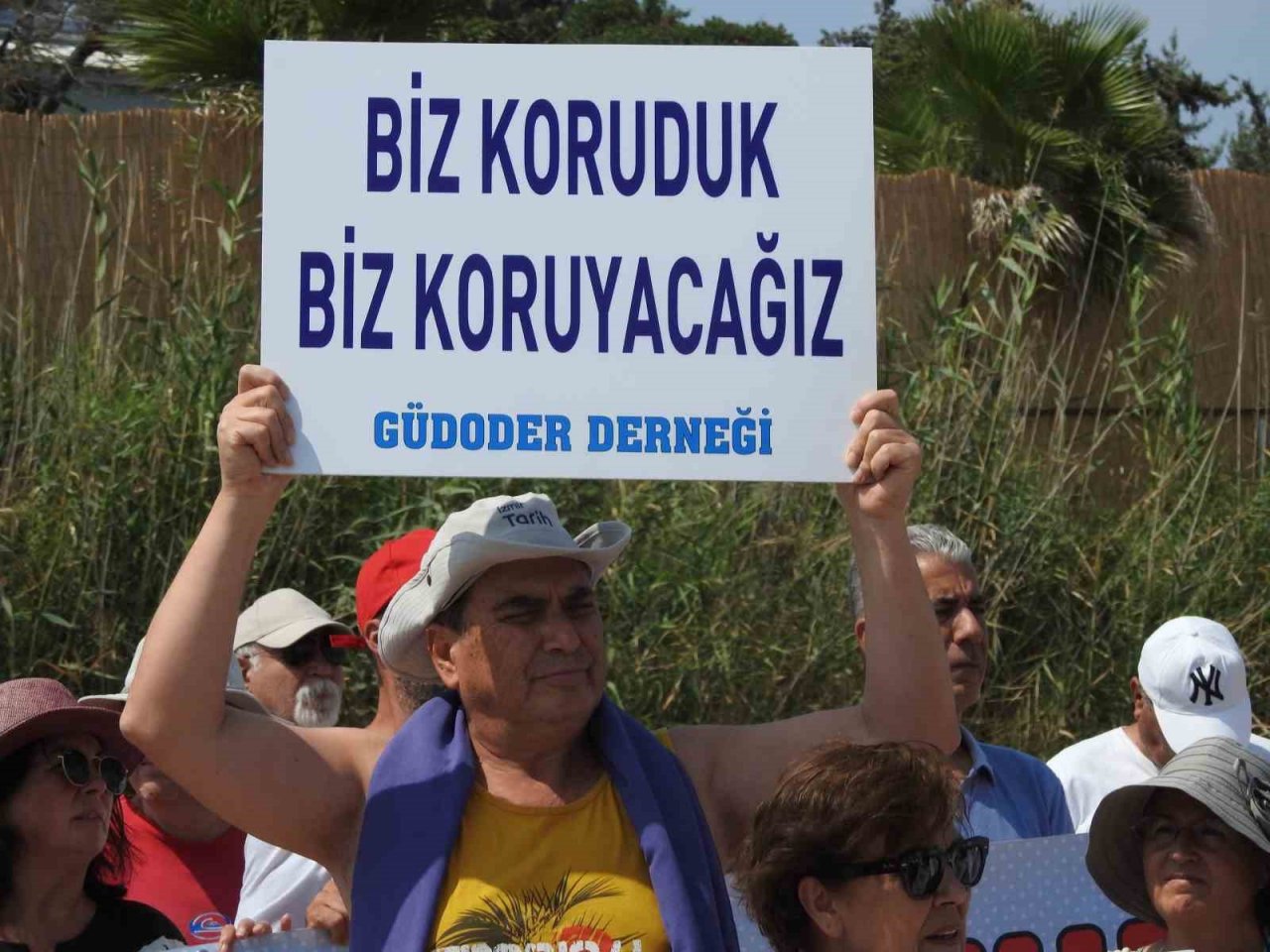 Çeşme’de sahillerin ücretli hale getirilmesine havlulu tepki sürüyor