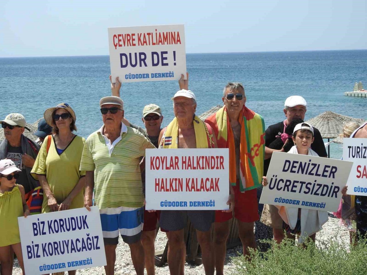 Çeşme’de sahillerin ücretli hale getirilmesine havlulu tepki sürüyor