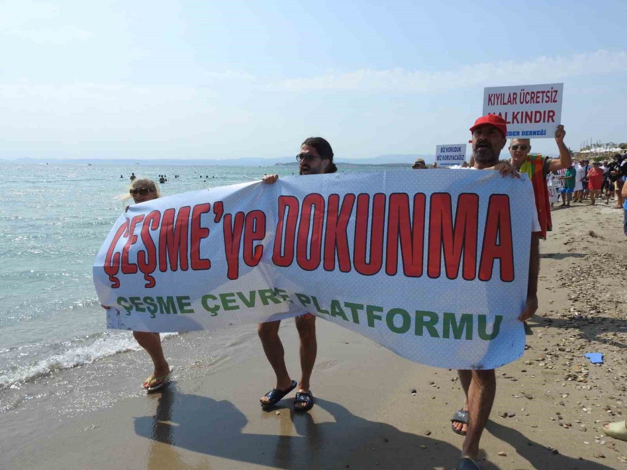 Çeşme’de sahillerin ücretli hale getirilmesine havlulu tepki sürüyor
