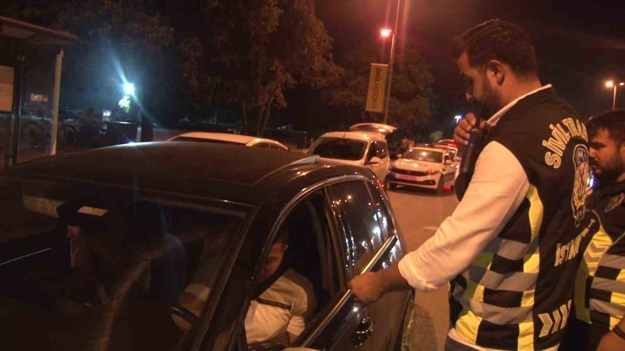 Kadıköy’de denetime takılan alkollü sürücüden muhabirlere ilginç istek: "Cezayı siz ödeyin"