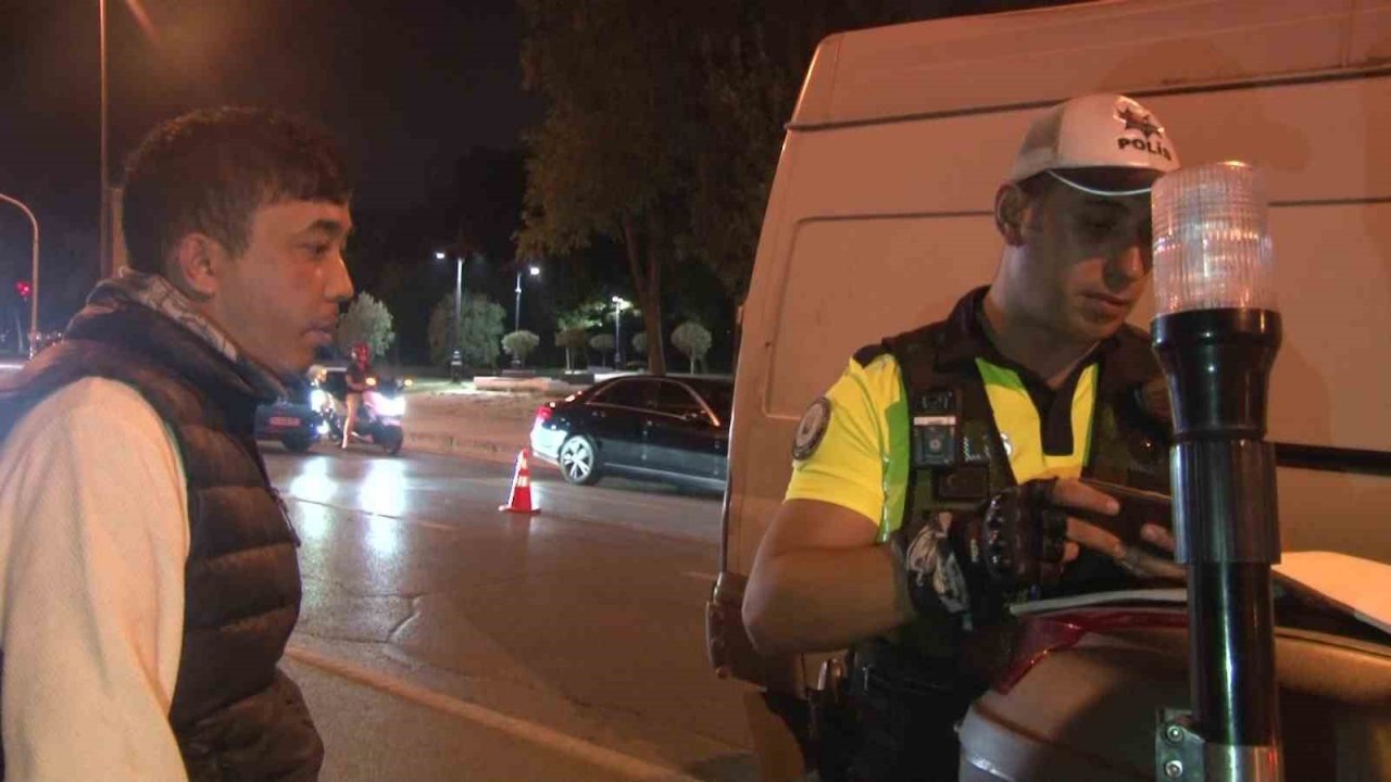 Kadıköy’de denetime takılan alkollü sürücüden muhabirlere ilginç istek: "Cezayı siz ödeyin"