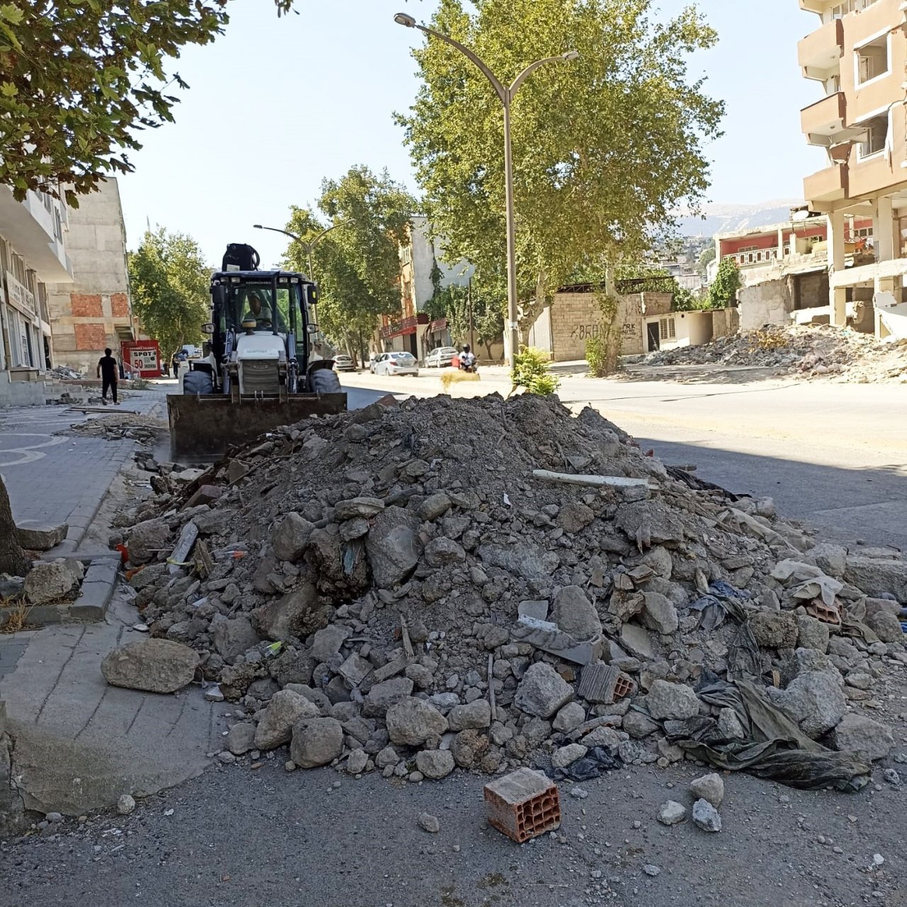 Kahramanmaraş’ta moloz yığınları kaldırılıyor