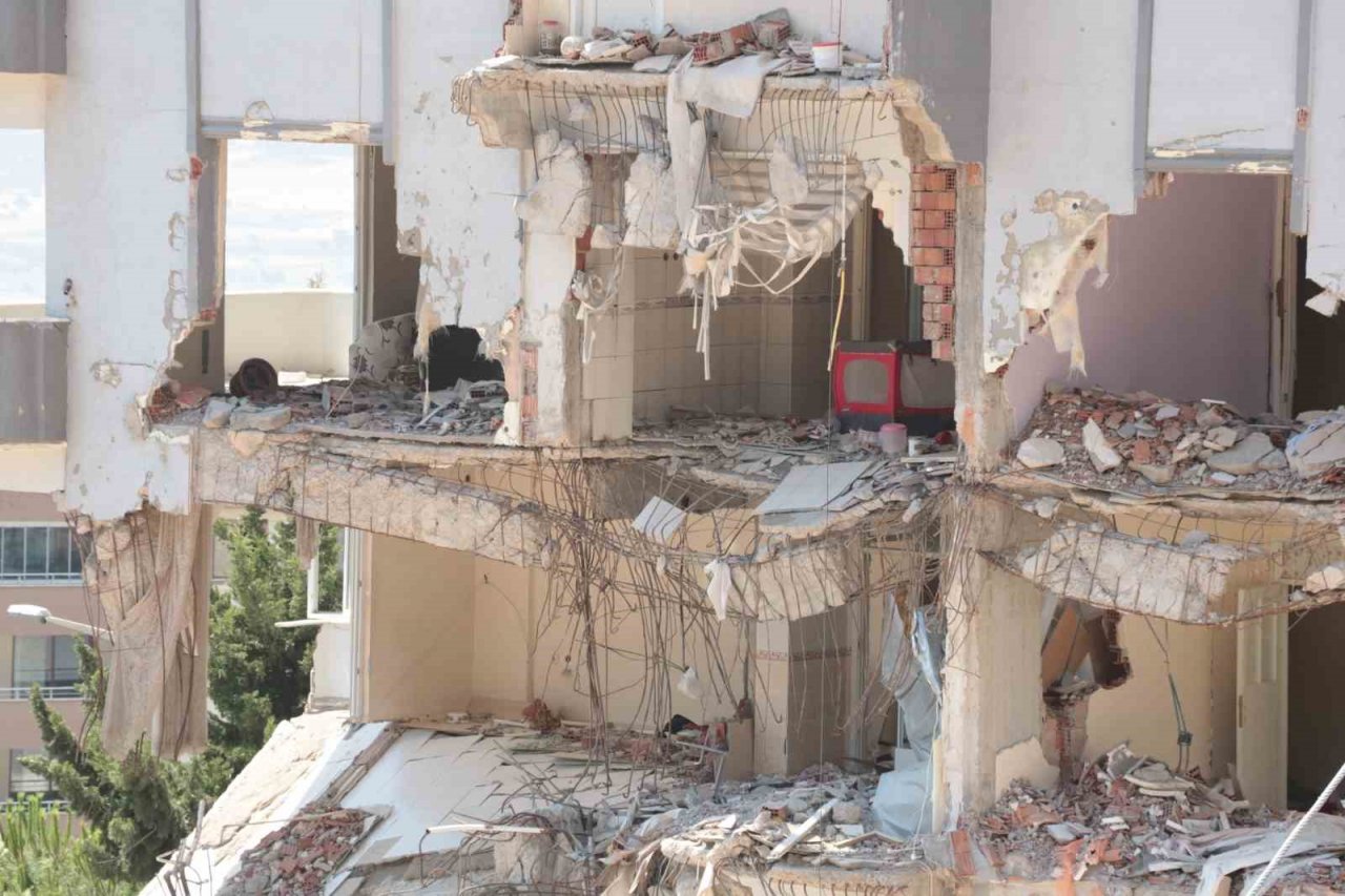 18 yıl yaşadıkları binanın yıkılmasını izlediler