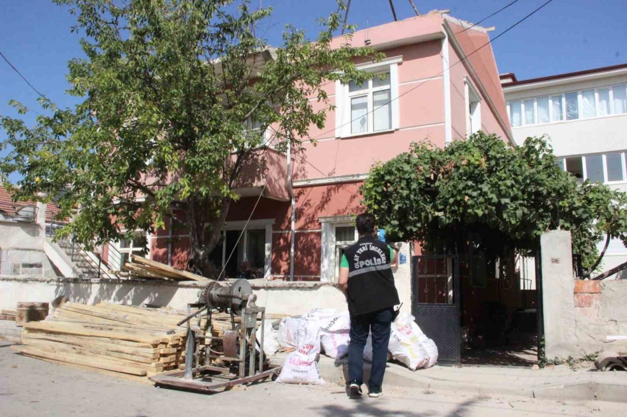 Tadilatını yaptığı çatıdan balkona düşen usta ağır yaralandı