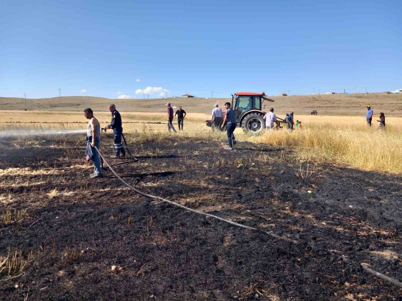 Kars’ta yangın çıkan biçerdöver devrildi