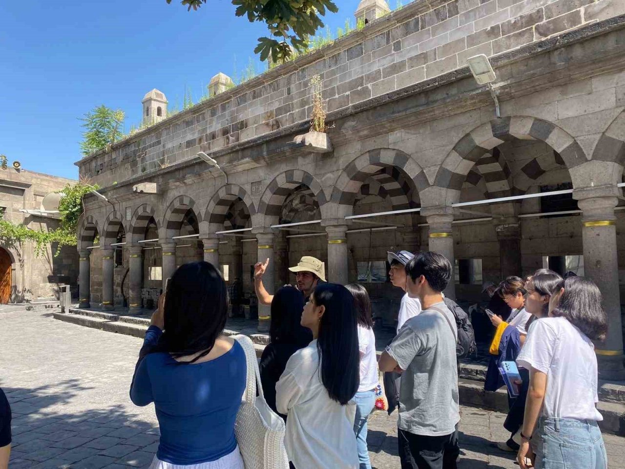 Büyükşehir’in konuğu Güney Koreli öğrenci ve arkeologlar Kayseri’ye hayran kaldı
