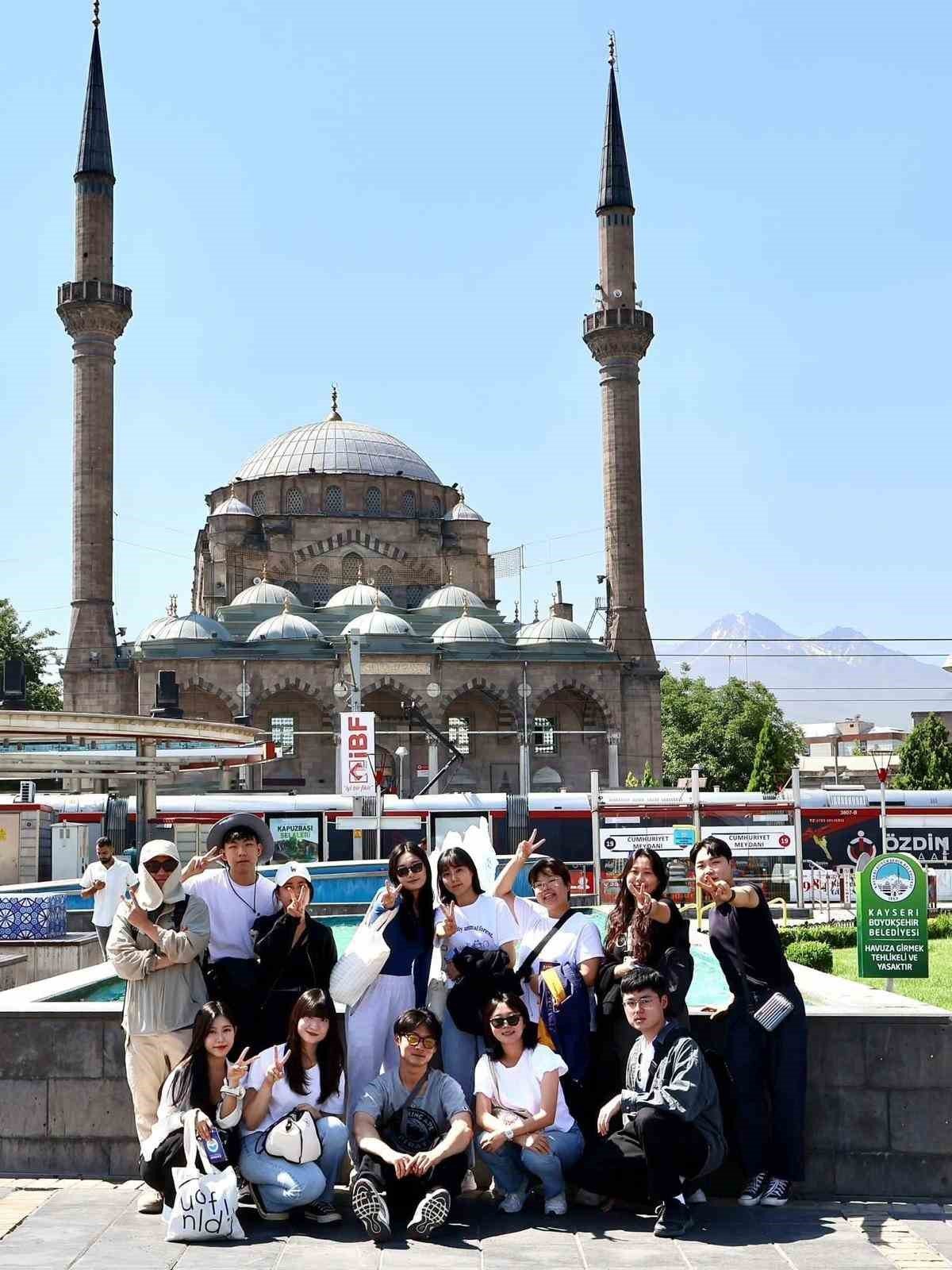 Büyükşehir’in konuğu Güney Koreli öğrenci ve arkeologlar Kayseri’ye hayran kaldı