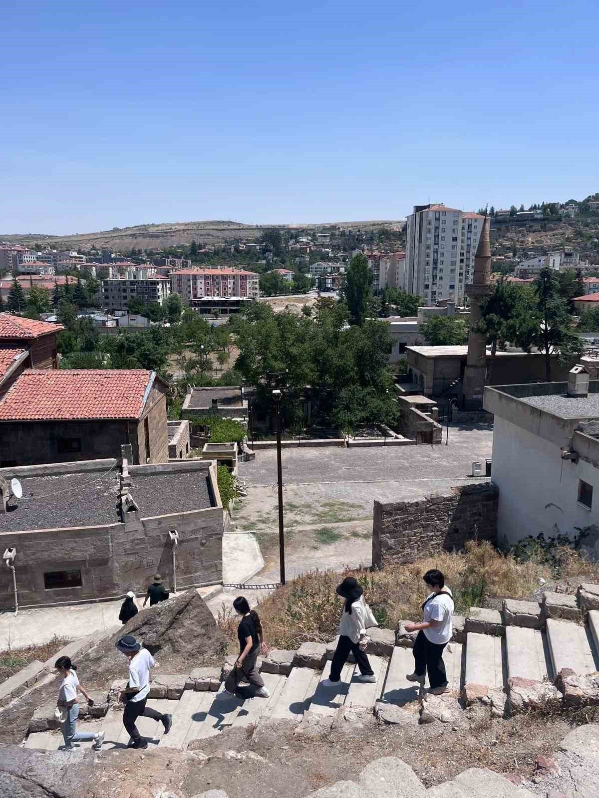 Büyükşehir’in konuğu Güney Koreli öğrenci ve arkeologlar Kayseri’ye hayran kaldı
